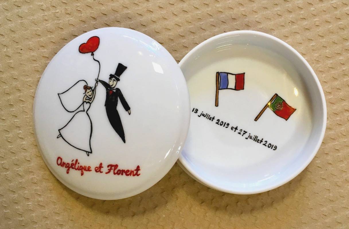 - Cadeau de mariage boîte ronde en porcelaine personnalisée d'après le faire-part de mariage.